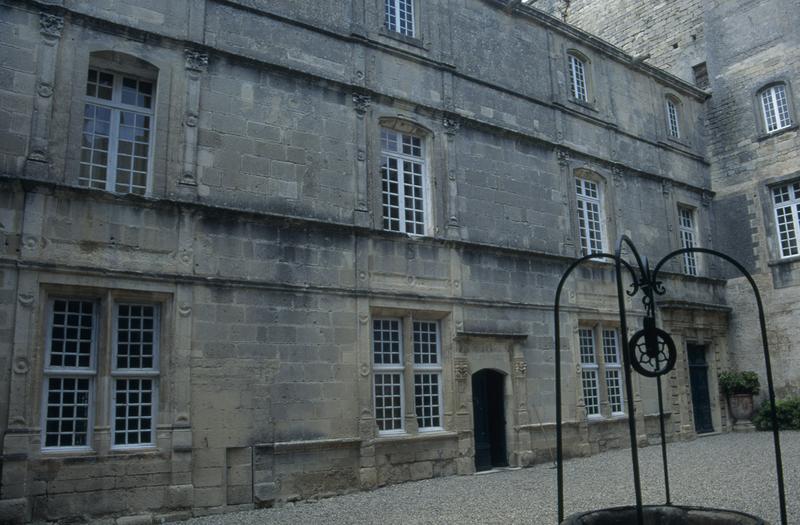 Cour, façade nord.