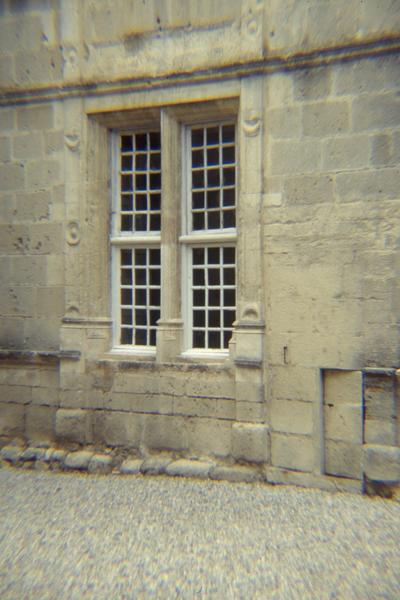 Cour, façade nord : croisée du rez-de-chaussée.