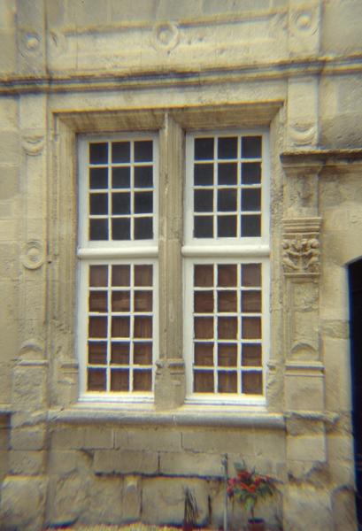 Cour, façade nord : croisée du rez-de-chaussée.