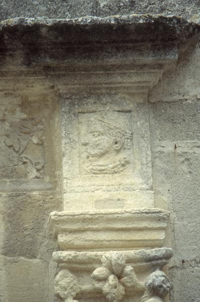 Cour, façade nord : détail sculpté de l'entrée.