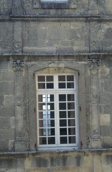 Cour, façade nord : fenêtre du premier niveau.