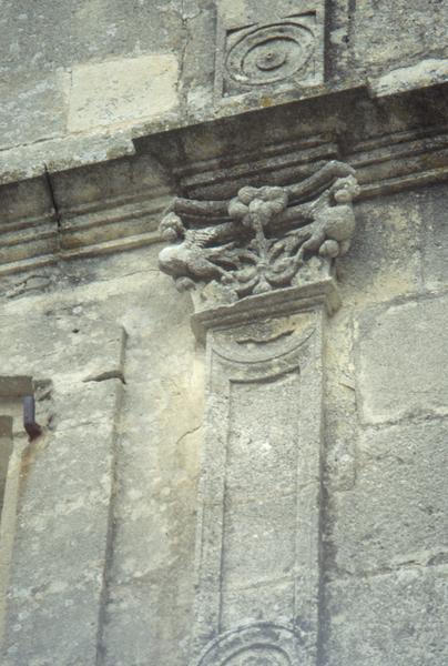 Cour, façade nord : pilastre et chapiteau du premier niveau.