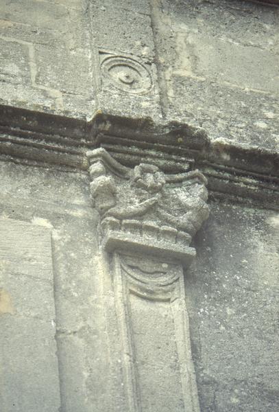 Cour, façade nord : pilastre et chapiteau du premier niveau.