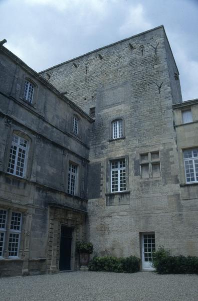 Cour, angle nord-est.