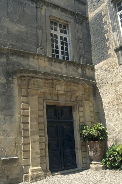 Cour, angle nord-est : entrée.