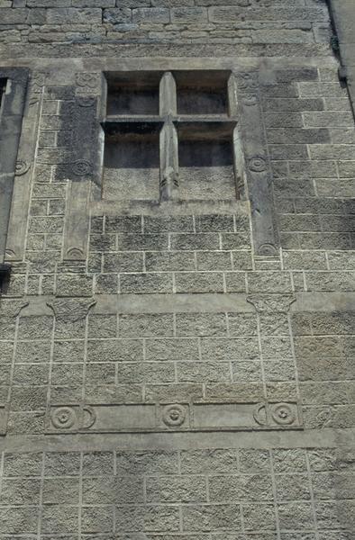 Cour, façade est : enduits restaurés.