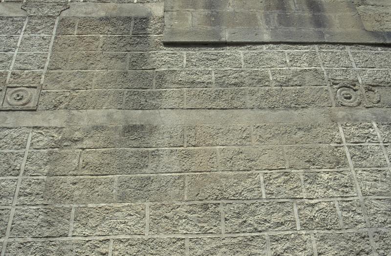 Cour, façade est : enduits anciens et restaurés.