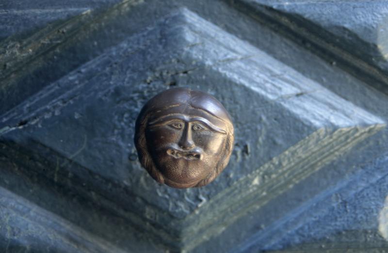 Cour, façade nord : poignée de la porte d'entrée.