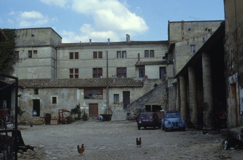 Aile ouest, vue depuis la ferme.