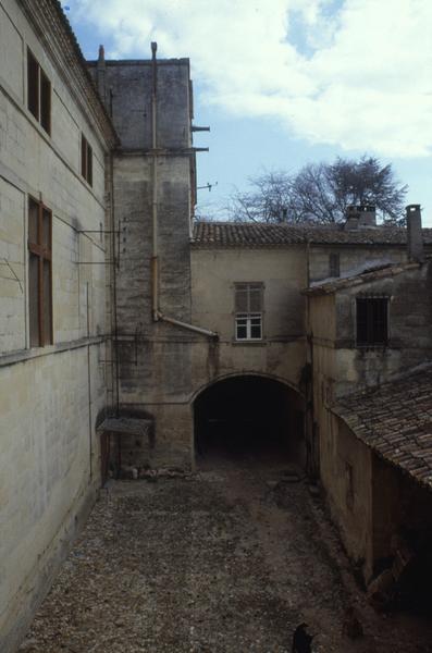 Aile ouest, cour séparant le château et la ferme.