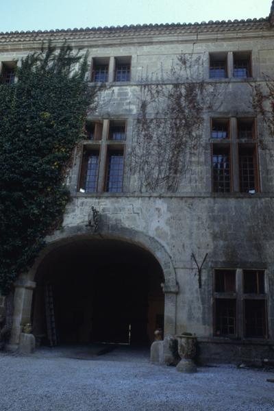 Cour intérieure, façade sud-est : porche d'entrée.