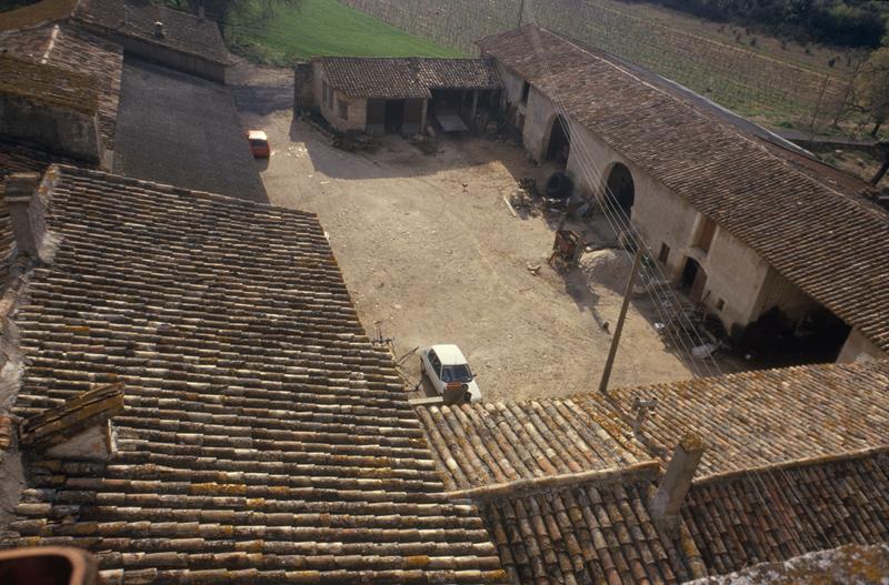 Ferme, vue depuis le château.