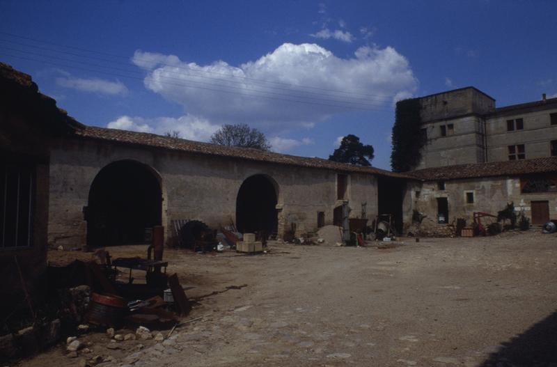 Ferme, aile nord ; tour nord-ouest du château.