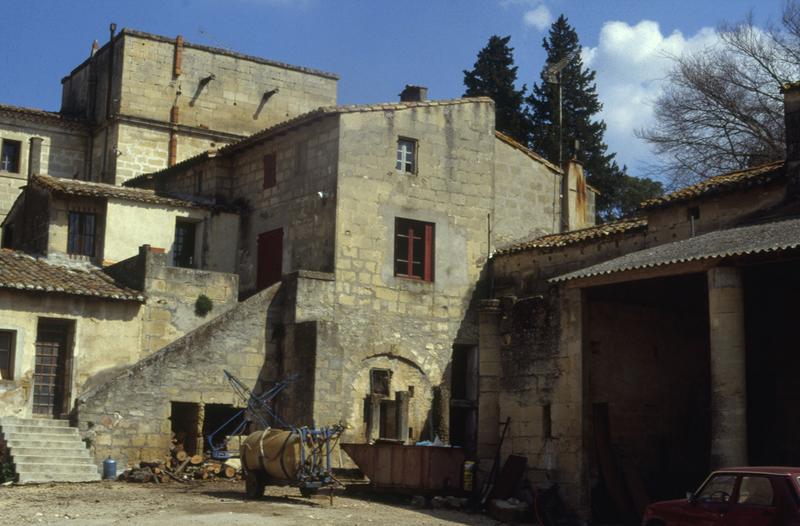 Ferme, aile sud ; tour sud-ouest du château.