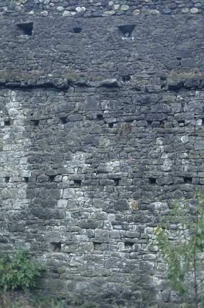 Mur nord, détail des trous de boulin.