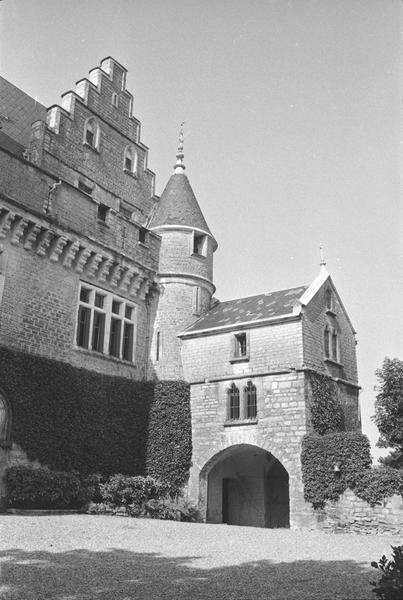 Façade nord : tour nord-ouest et porche.