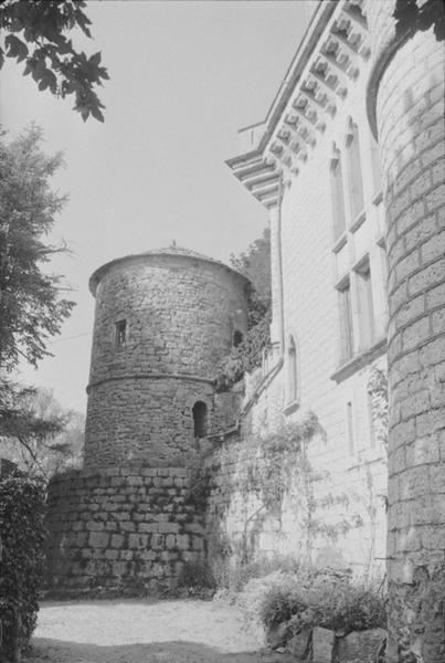 Tour ancienne située au sud-est et façade est.