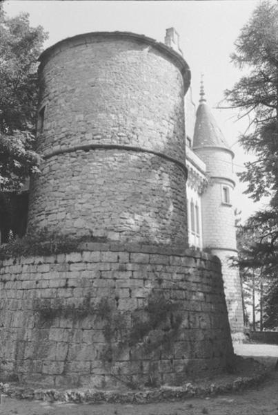 Tour ancienne située au sud-est et tour nord-est.