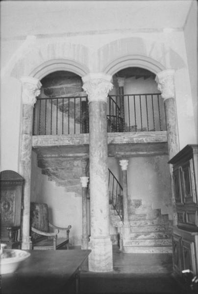 Vue intérieure : escalier vu du vestibule.