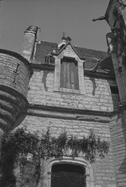 Façade ouest sur cour et tour d'escalier.