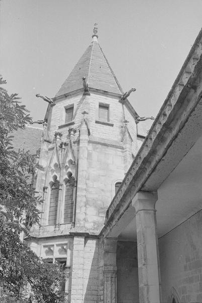 Tour d'escalier et galerie.