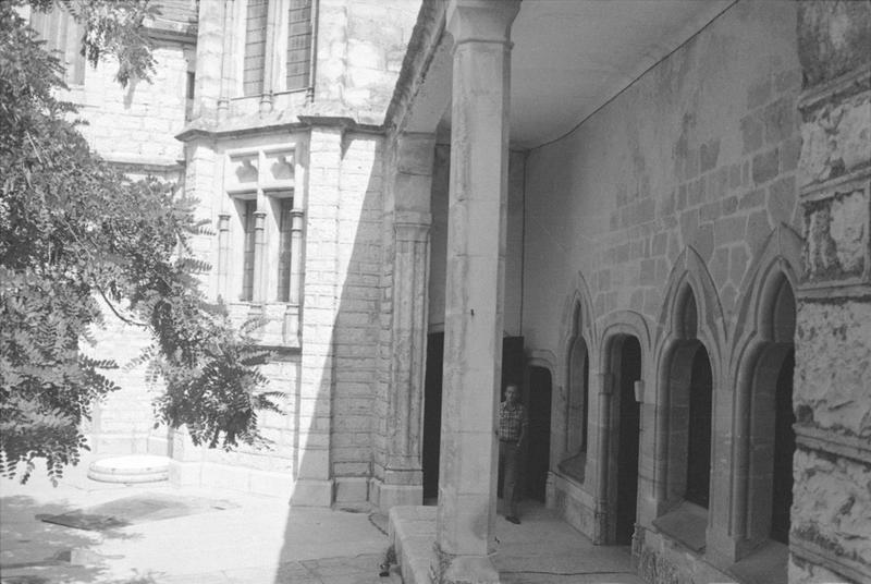 Façade sur cour : tour d'escalier et galerie.