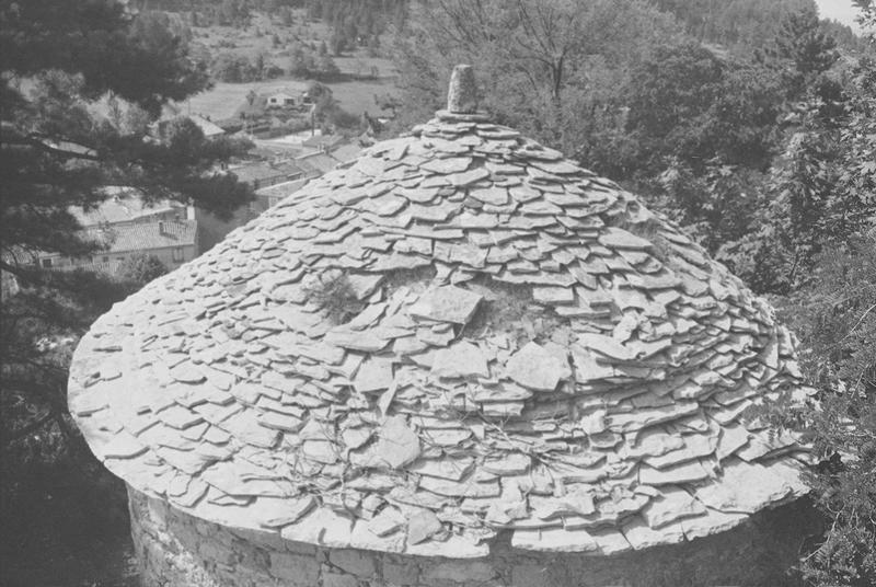 Tour ancienne située au sud-est, toit.