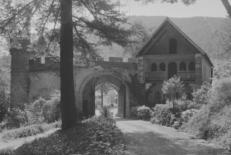 Corps d'entrée et maison de gardien, côté parc.