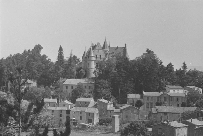 Vue éloignée sur le village et le château, côté sud-ouest.