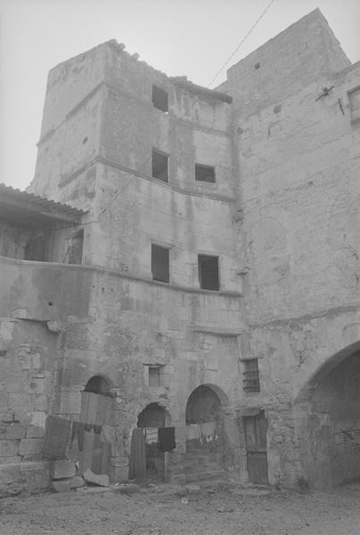 Cour intérieure, escalier angle sud-est.