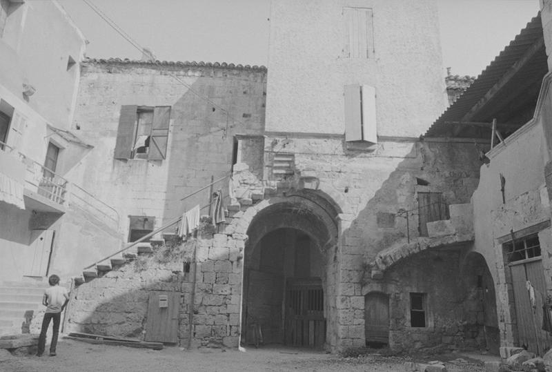 Cour intérieure, mur est, face à l'entrée.