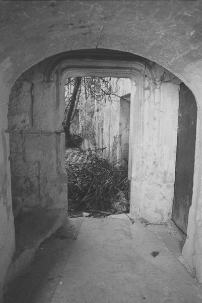 Escalier en vis dans l'angle sud-est de la cour intérieure, porte d'accès vue depuis l'intérieur.