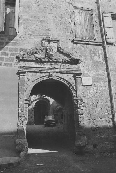 Façade sur rue Pierre-Mendès-France, portail.