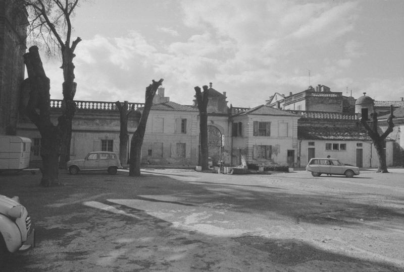 Cour et portail d'entrée.