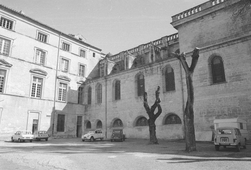 Cour, façade nord de la cathédrale.