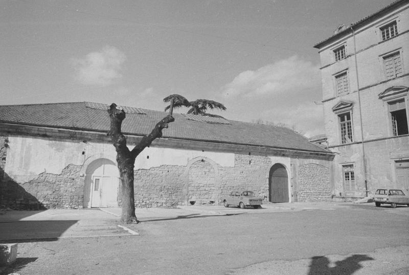 Cour : vue des communs.