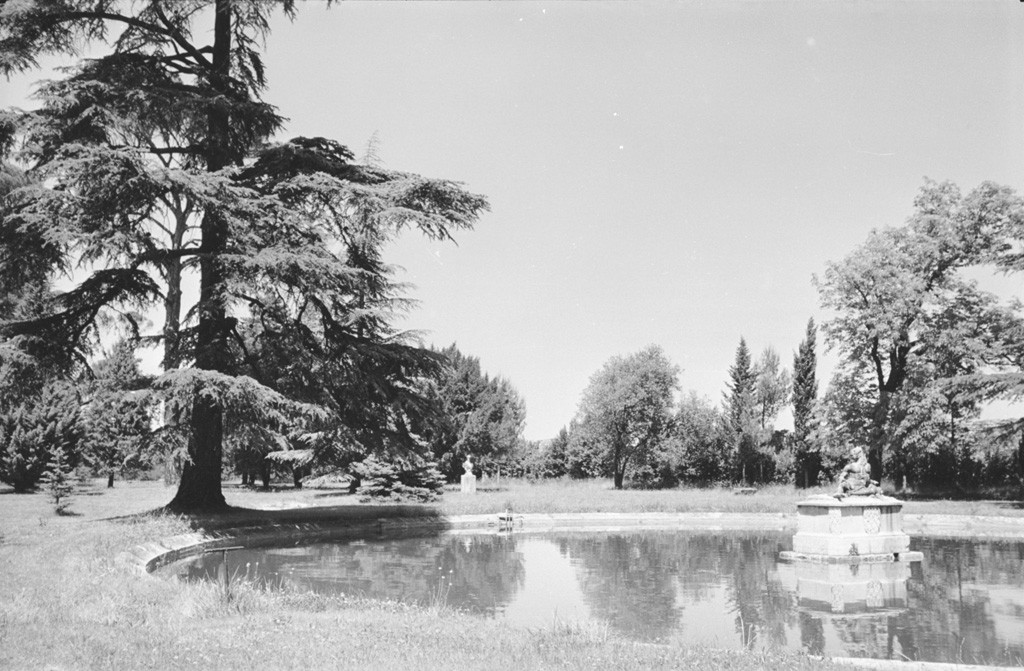 Terrasse haute : pièce d'eau avec statue.