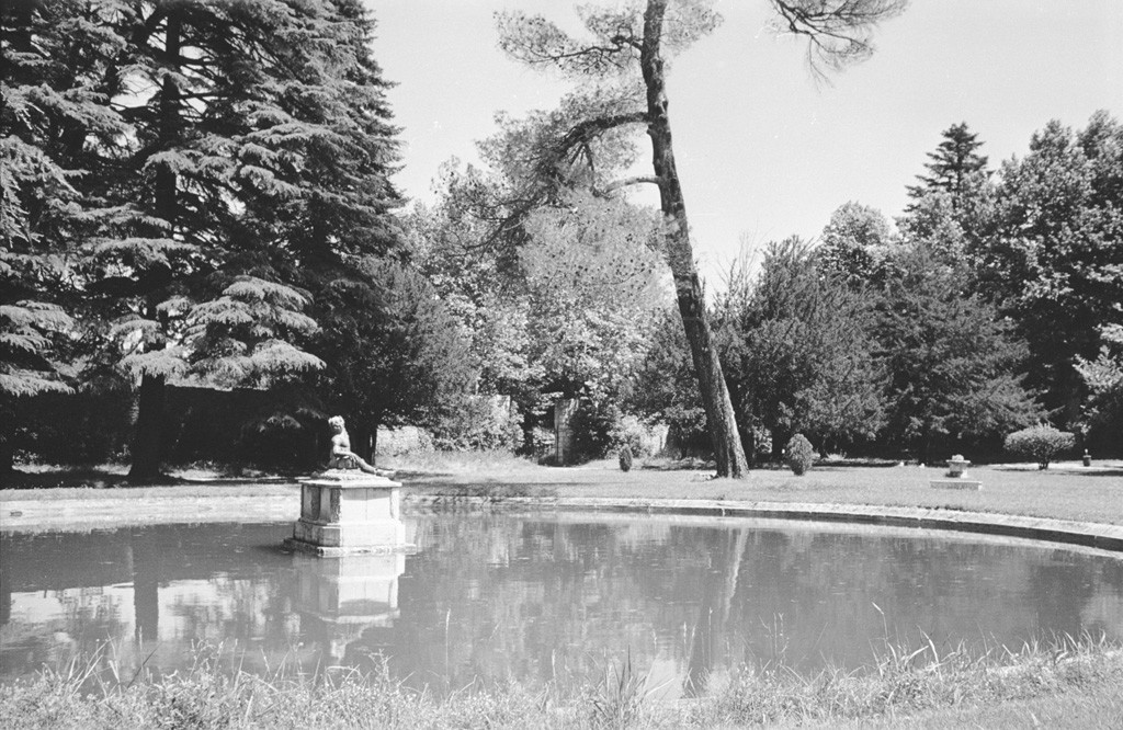 Terrasse haute : pièce d'eau avec statue.