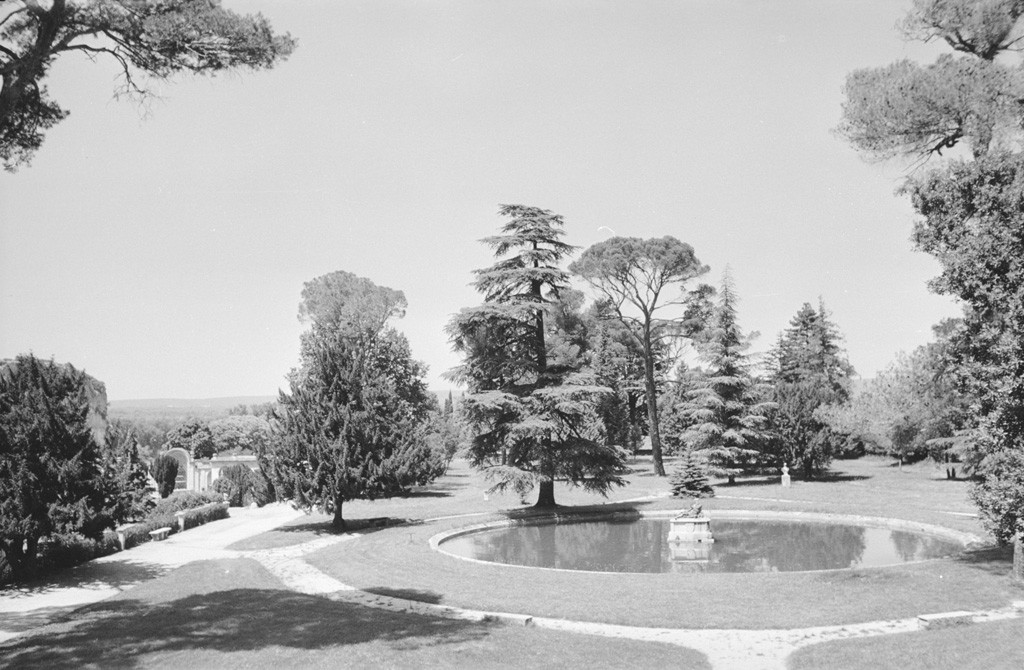 Terrasse haute, vue du nymphée en contrebas.