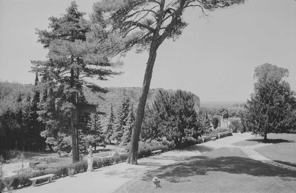 Terrasse haute, vue du nymphée en contrebas.