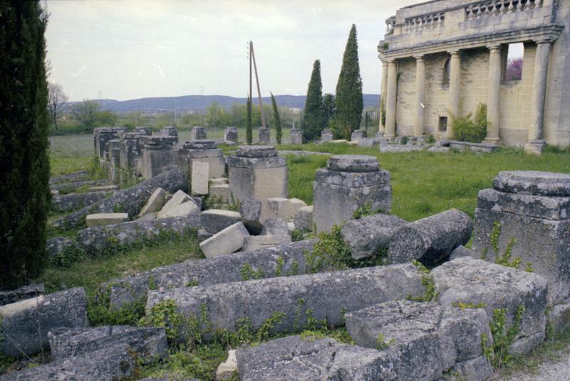 Entrée du domaine : restes de la colonnade.