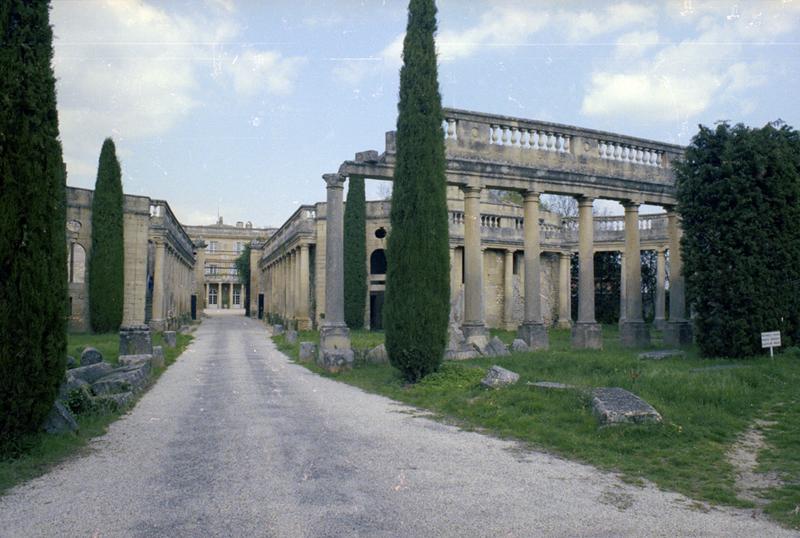 Entrée du domaine et colonnade.