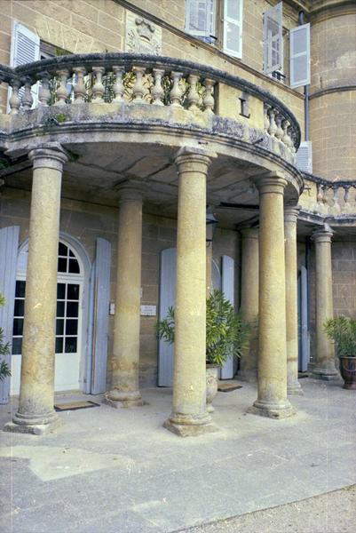 Façade, entrée.