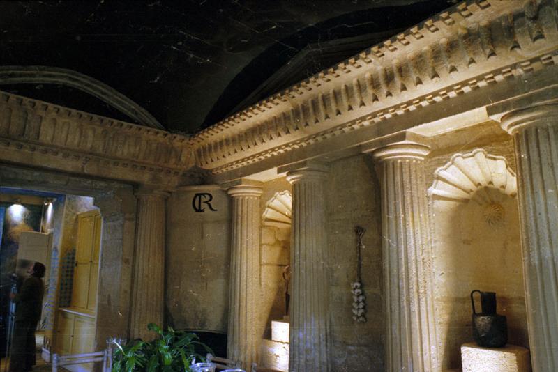 Vue intérieure ; salle à manger avec son décor à l'antique.