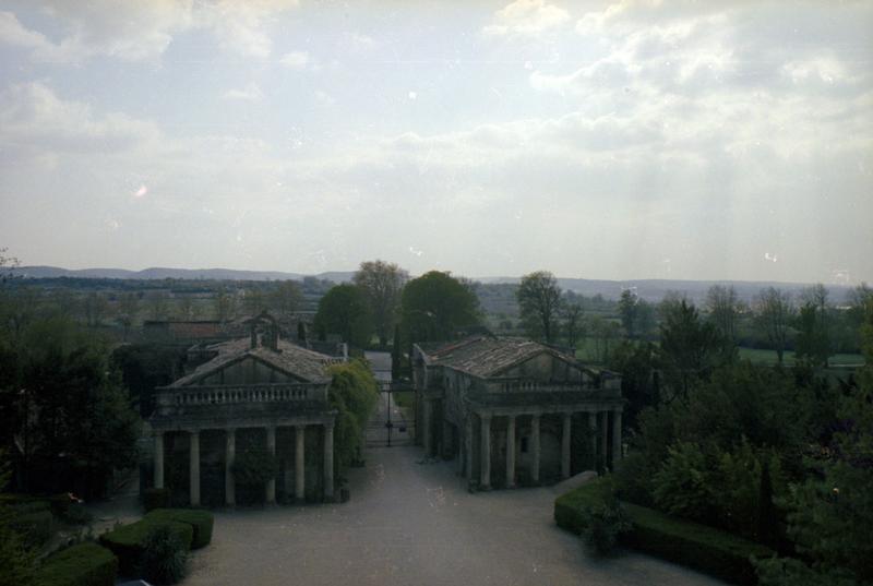 Entrée du domaine : pavillons.