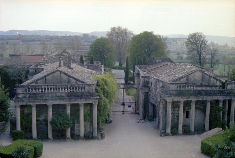 Entrée du domaine : pavillons.