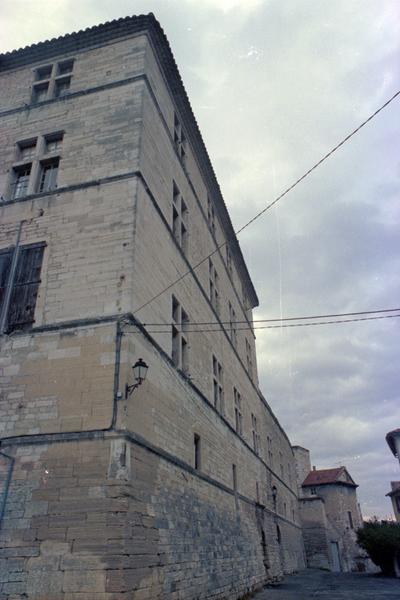 Façade sud sur rue, angle ouest.