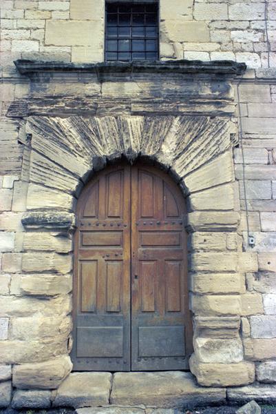 Façade sud sur rue : portail.