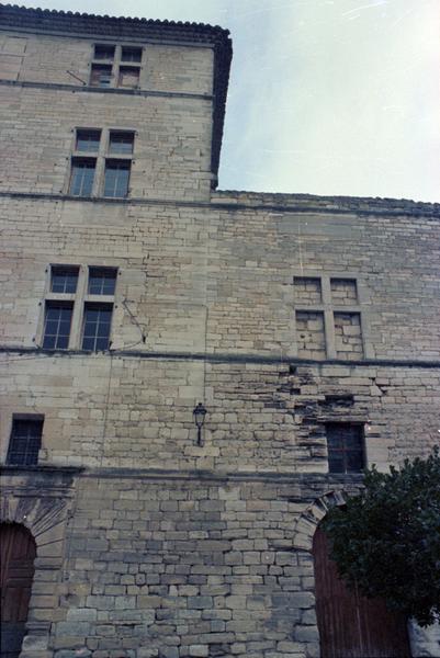 Façade sud sur rue, rez-de-chaussée.