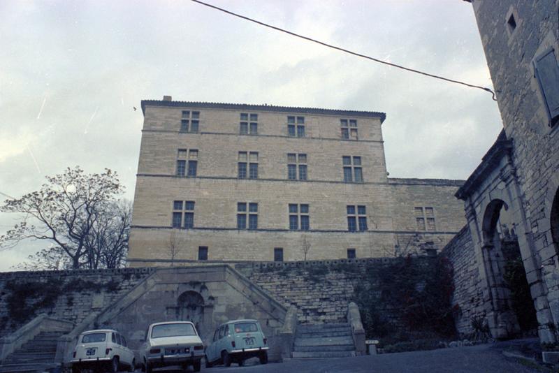 Façade sud vue depuis la place de la calade.